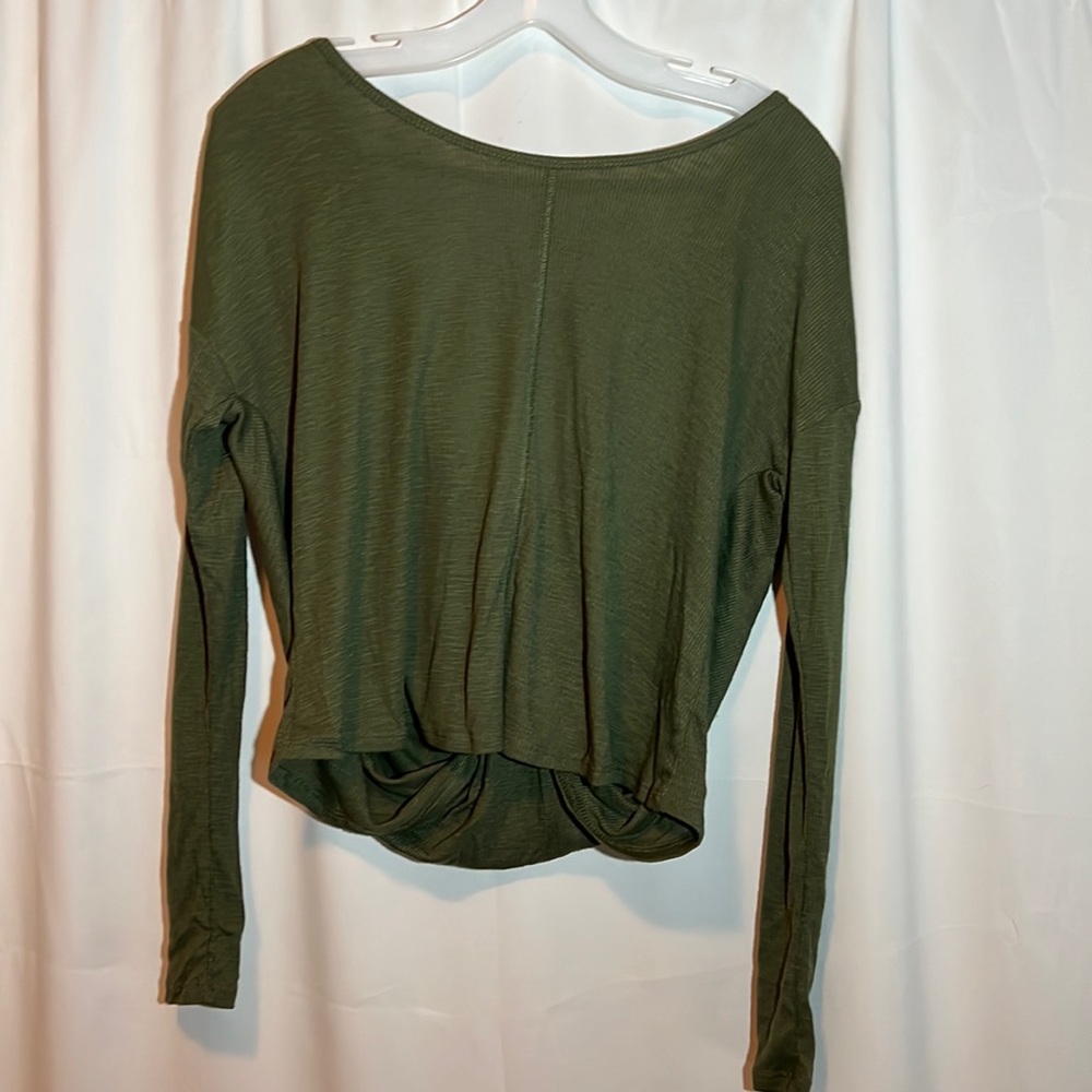 Chloe & Katie green crop top open back long sleeve shirt